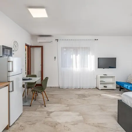 Uga Apartament Mandre