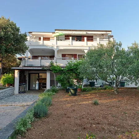 Uga Apartament *
