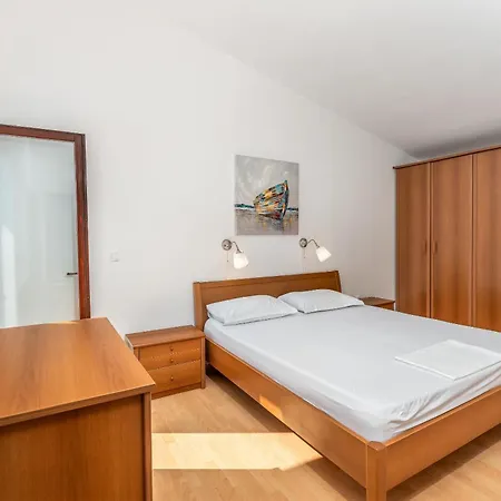 Uga Apartment Mandre